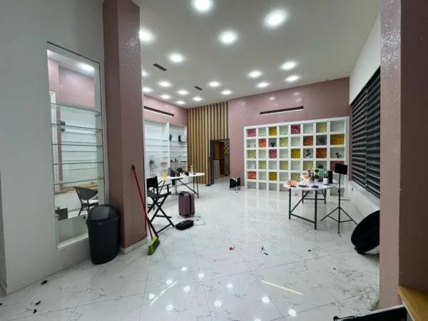 Tirane, jepet me qera ambjent biznesi Kati 0, 150m² +35 m2 verande, 1.400 € (Prane Kopshtit Zoologjik)