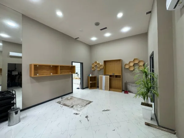 Tirane, jepet me qera ambjent biznesi Kati 0, 150m² +35 m2 verande, 1.400 € (Prane Kopshtit Zoologjik)