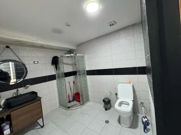 Tirane, jepet me qera ambjent biznesi Kati 0, 150m² +35 m2 verande, 1.400 € (Prane Kopshtit Zoologjik)
