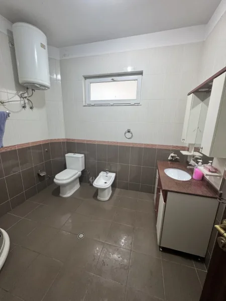 Tirane, jepet me qera Vile 2 Katshe Kati 2, 250 m² 1.700 € (Mjull Bathore prane Akacia Hill)