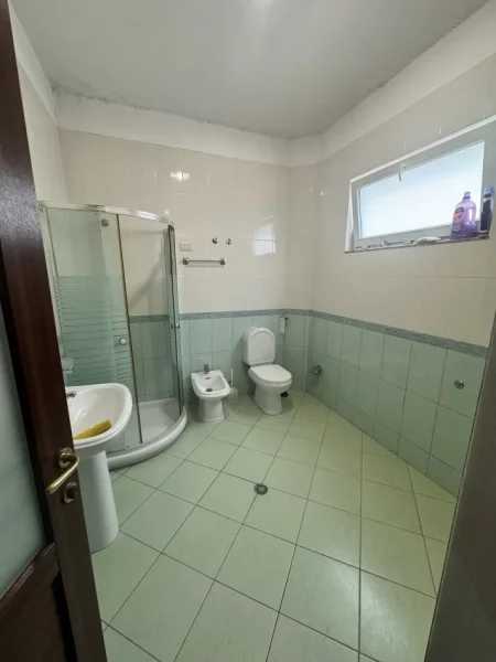 Tirane, jepet me qera Vile 2 Katshe Kati 2, 250 m² 1.700 € (Mjull Bathore prane Akacia Hill)
