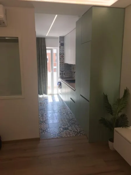 Tirane, jepet me qera apartament 1+1+Ballkon Kati 3, 58 m² 500 € (Rr. Rrapo Hekali mbi Kristal Center)