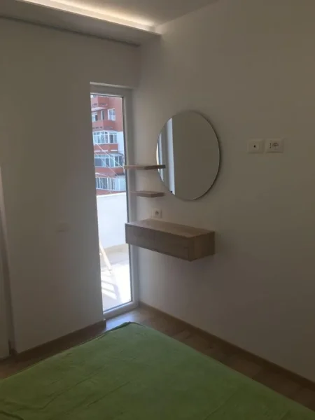 Tirane, jepet me qera apartament 1+1+Ballkon Kati 3, 58 m² 500 € (Rr. Rrapo Hekali mbi Kristal Center)