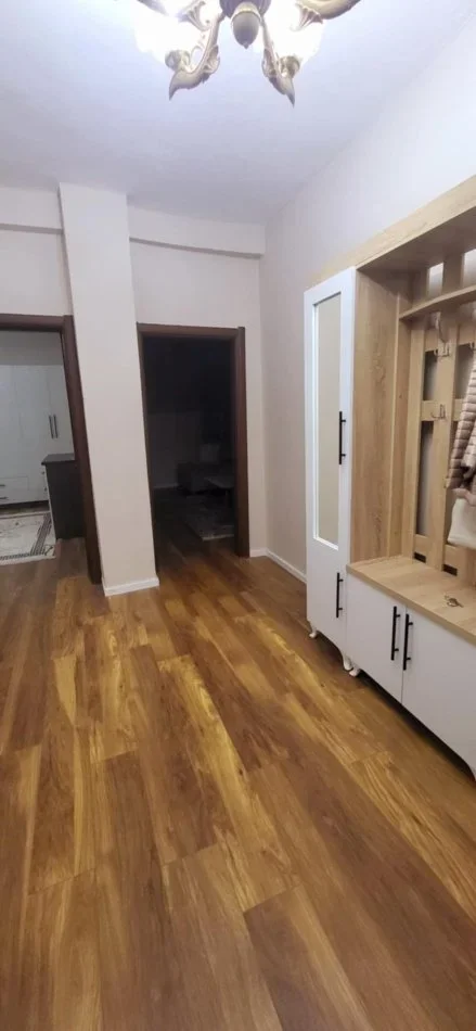 Tirane, jepet me qera apartament 2+1+Ballkon Kati 4, 75 m² 650 € (Rr. Myslym Shyri te Drejtoria e Policise)