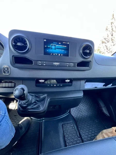 Tirane, shitet Furgon Mercedes Benz Fugon Sprinter Nafte, e bardhë automatik Klima 95.000 km 31.900 €