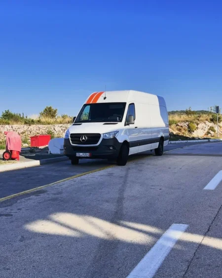 Tirane, shitet Furgon Mercedes Benz Fugon Sprinter Nafte, e bardhë automatik Klima 95.000 km 31.900 €