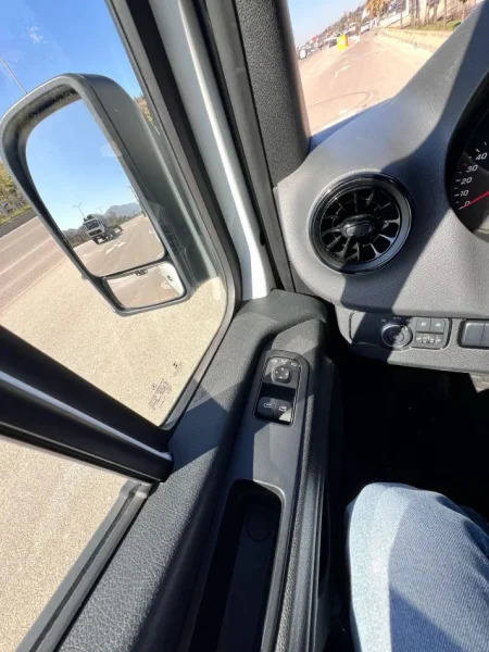 Tirane, shitet Furgon Mercedes Benz Fugon Sprinter Nafte, e bardhë automatik Klima 95.000 km 31.900 €