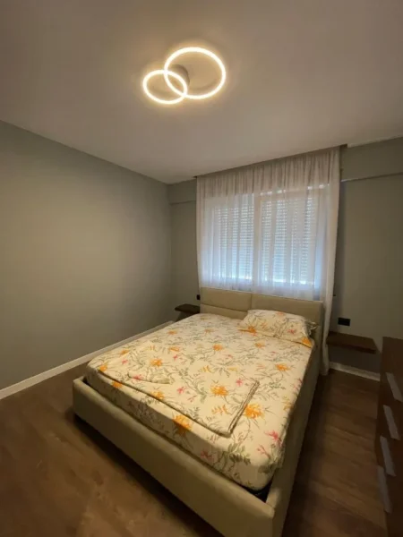 Tirane, jepet me qera apartament 1+1 , 70 m² 600 € (Ish Parku)