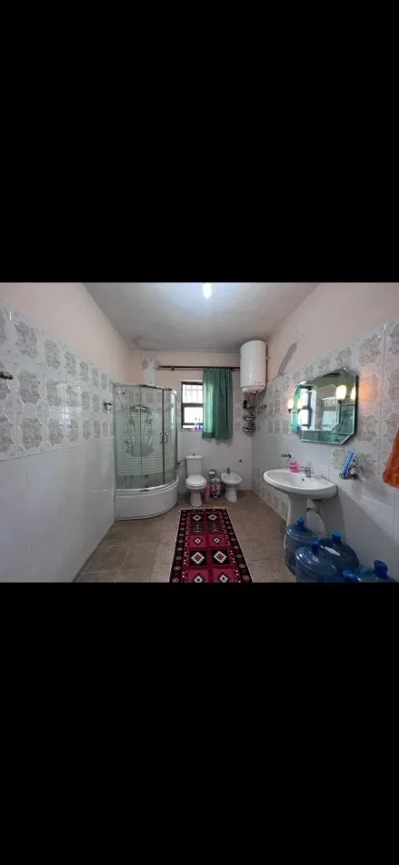 Tirane, jepet me qera apartament 2+1 Kati 1, 120 m² 450 € (Laprake)