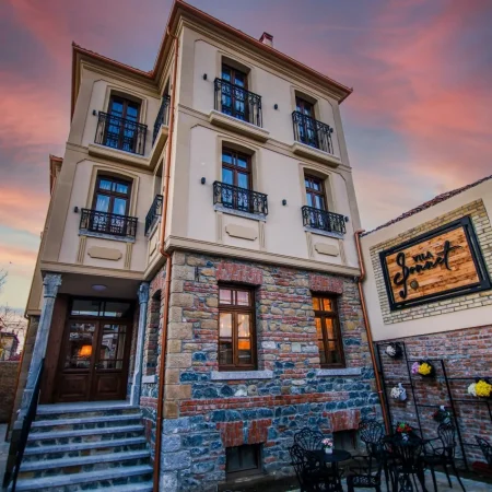 OFROJME AKOMODIM NE NJE NGA HOTELET ME MIKPRITESE DHE TE REHATSHEM NE KORCE, VILA SONNET