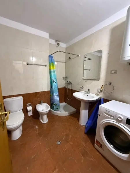 Tirane, jepet me qera apartament 2+1+Ballkon Kati 5, 600 € (Rruga e Kosovareve)