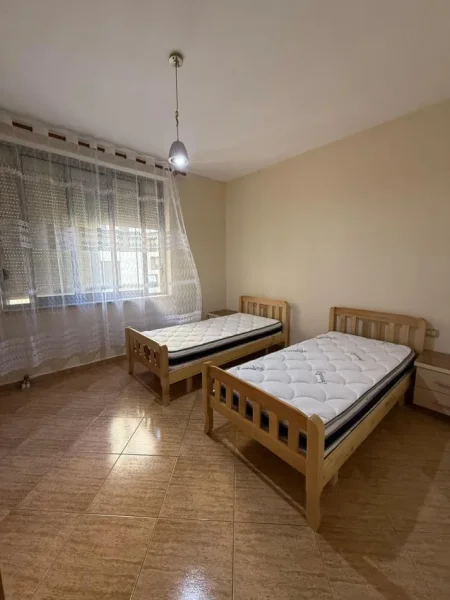 Tirane, jepet me qera apartament 2+1+Ballkon Kati 5, 600 € (Rruga e Kosovareve)