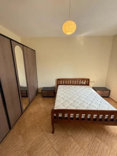 Tirane, jepet me qera apartament 2+1+Ballkon Kati 5, 600 € (Rruga e Kosovareve)