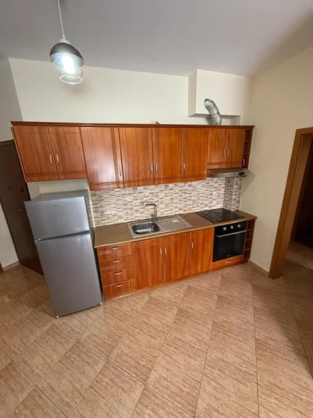 Tirane, jepet me qera apartament 2+1+Ballkon Kati 5, 600 € (Rruga e Kosovareve)