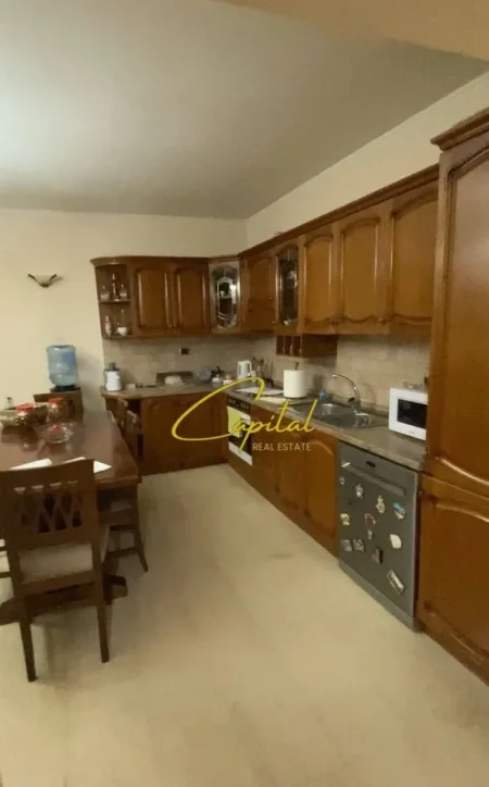 Tirane, jepet me qera apartament 3+1 Kati 3, 150 m² 1.000 € (KOMUNA E PARISIT)