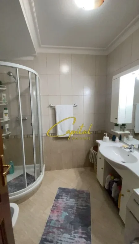 Tirane, jepet me qera apartament 3+1 Kati 3, 150 m² 1.000 € (KOMUNA E PARISIT)