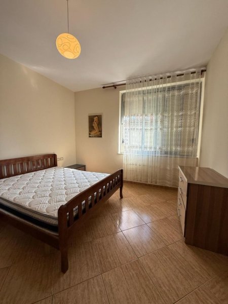 Tirane, jepet me qera apartament 2+1+Ballkon Kati 5, 100 m² 599 € (Rr. e Kosovareve)