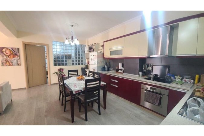 Tirane, jepet me qera apartament 2+1+Ballkon Kati 7, 111 m² 600 € 