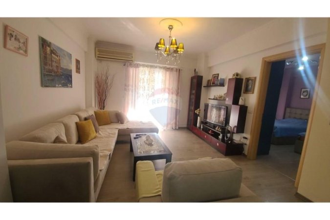 Tirane, jepet me qera apartament 2+1+Ballkon Kati 7, 111 m² 600 € 