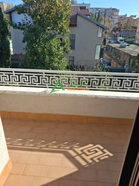 Tirane, jepet me qera apartament 3+1+Ballkon Kati 2, 114 m² (Rruga Mihal Grameno, 900 Euro)