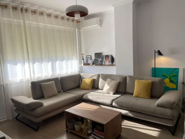 Tirane, jepet me qera apartament 1+1 Kati 4, 70 m² 600 € (JEPET ME QERA SUPER APARTAMENTI 1+1 NE DON BOSKO.)