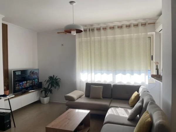 Tirane, jepet me qera apartament 1+1 Kati 4, 70 m² 600 € (JEPET ME QERA SUPER APARTAMENTI 1+1 NE DON BOSKO.)