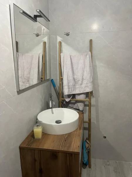 Tirane, jepet me qera apartament 1+1 Kati 4, 70 m² 600 € (JEPET ME QERA SUPER APARTAMENTI 1+1 NE DON BOSKO.)