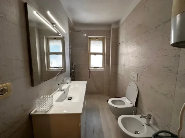 Tirane, jap me qera apartament 2+1 Kati 4, 70 m² 650 € (Rruga Myslym Shyri)