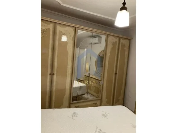Tirane, jap me qera 1+1 Kati 2, 70 m² 400 € (Rruga e Barrikadave)