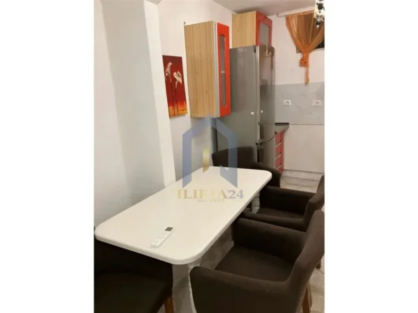 Tirane, jap me qera 1+1 Kati 2, 70 m² 400 € (Rruga e Barrikadave)