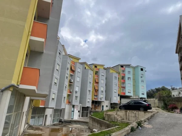 Tirane, shitet apartament 2+1 Kati 3, 112 m² 201.000 € (Liqeni thate)