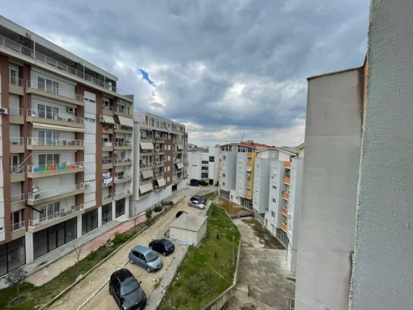 Tirane, shitet apartament 2+1 Kati 3, 112 m² 201.000 € (Liqeni thate)