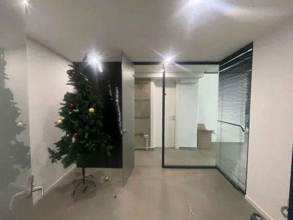 Ambjent biznesi  me qira  230 m² PAZARI I RI    2.700 €