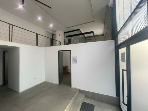 Ambjent biznesi  me qira  230 m² PAZARI I RI    2.700 €