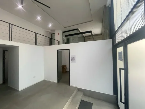 Ambjent biznesi  me qira  230 m² PAZARI I RI    2.700 €