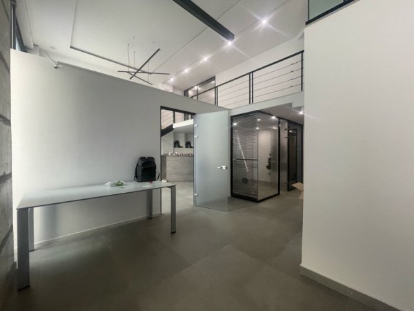 Ambjent biznesi  me qira  230 m² PAZARI I RI    2.700 €