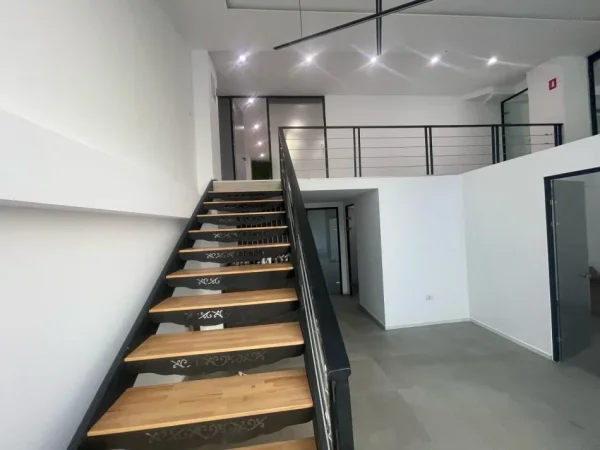 Ambjent biznesi  me qira  230 m² PAZARI I RI    2.700 €