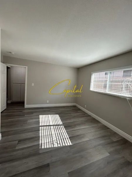 Tirane, jepet me qera dyqan Kati 1, 120 m² 1.300 € (ZOGU I ZI)