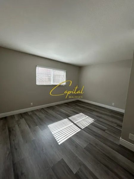 Tirane, jepet me qera dyqan Kati 1, 120 m² 1.300 € (ZOGU I ZI)