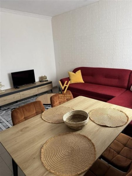 Tirane, jepet me qera apartament 1+1+Ballkon Kati 3, 65 m² 500 € (PAZARI I RI)