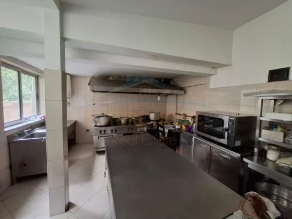 Tirane, jap me qera ambjent biznesi Kati 0, 300 m² 3.500 € (Xhamlliku), OPP49750