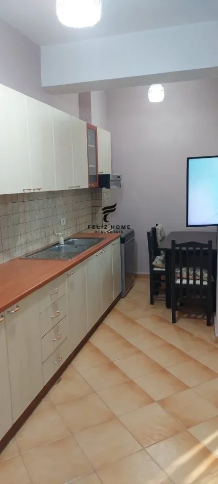 Tirane, jepet me qera apartament 1+1+Ballkon Kati 4, 70 m² 550 € (RRUGA E KAVAJES)