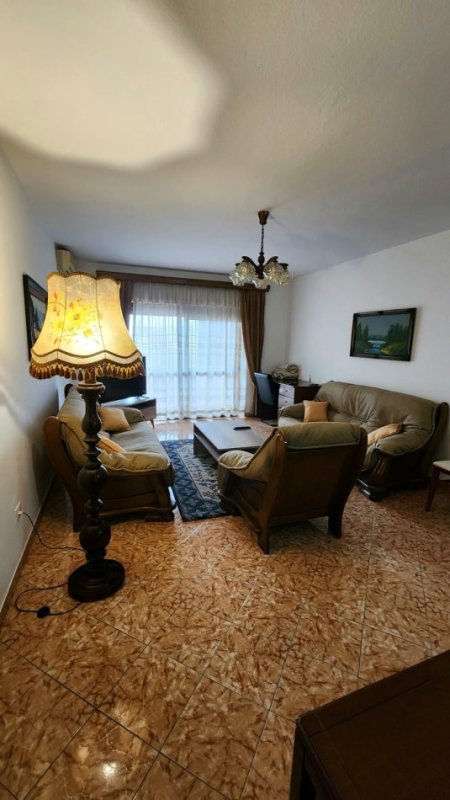 Tirane, jepet me qera apartament 2+1+Ballkon Kati 4, 100 m² 500 € (Pallati me shigjeta)
