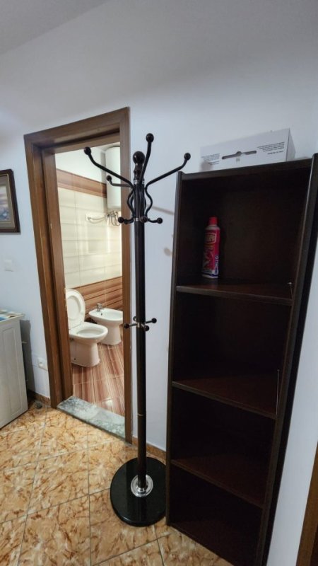 Tirane, jepet me qera apartament 2+1+Ballkon Kati 4, 100 m² 500 € (Pallati me shigjeta)