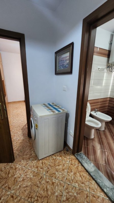 Tirane, jepet me qera apartament 2+1+Ballkon Kati 4, 100 m² 500 € (Pallati me shigjeta)