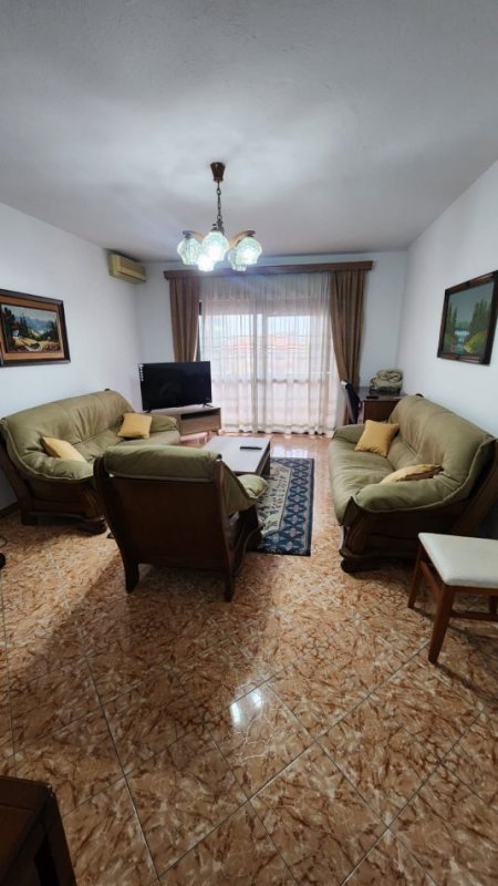 Tirane, jepet me qera apartament 2+1+Ballkon Kati 4, 100 m² 500 € (Pallati me shigjeta)