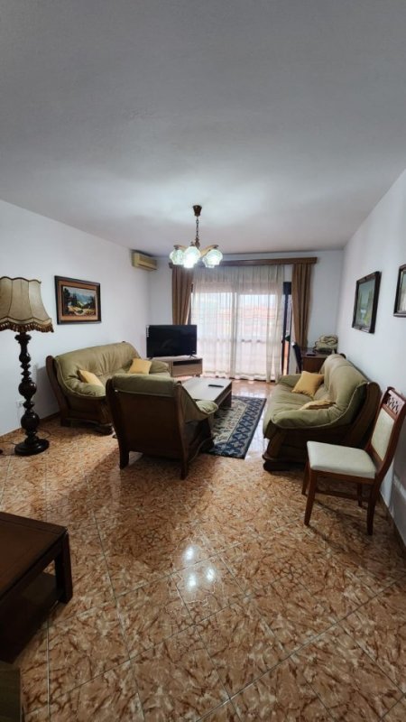 Tirane, jepet me qera apartament 2+1+Ballkon Kati 4, 100 m² 500 € (Pallati me shigjeta)