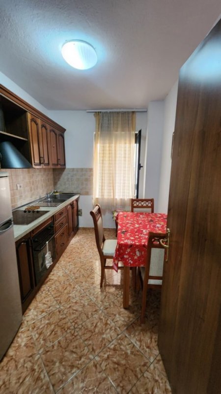 Tirane, jepet me qera apartament 2+1+Ballkon Kati 4, 100 m² 500 € (Pallati me shigjeta)