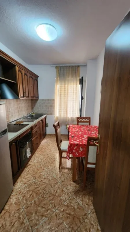 Tirane, jepet me qera apartament 2+1+Ballkon Kati 4, 100 m² 500 € (Pallati me shigjeta)