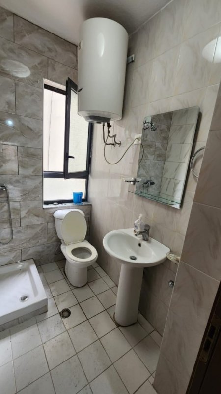 Tirane, jepet me qera apartament 2+1+Ballkon Kati 4, 100 m² 500 € (Pallati me shigjeta)